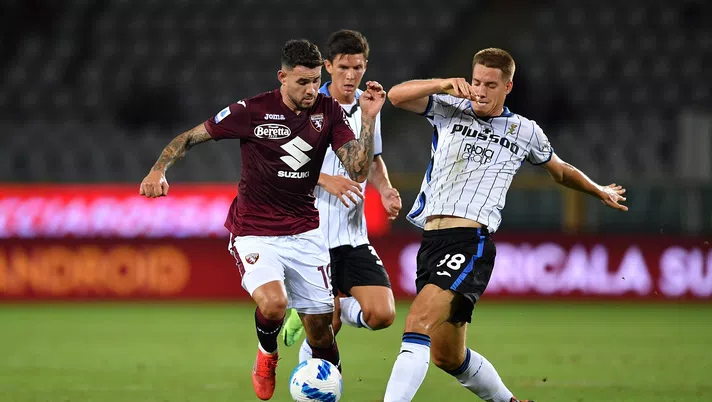 TURIN, ITALY - AUGUST 21:  Antonio Sanabria (L) of Torino FC is challenged by Mario Pasalic of Atalanta BC during the Serie A match between Torino FC and Atalanta BC at Stadio Olimpico di Torino on August 21, 2021 in Turin, Italy.  (Photo by Valerio Pennicino/Getty Images)