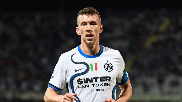 Inter Milan's Croatian midfielder Ivan Perisic looks down during the Italian Serie A football match between ACF Fiorentina and Inter Milan at The Artemio Franchi Stadium in Florence, on September 21, 2021. (Photo by ANDREAS SOLARO / AFP) (Photo by ANDREAS SOLARO/AFP via Getty Images) Gazzetta conferma: “Perisic non risponde all’Inter e sceglie Conte. Cosa c’è dietro la decisione” - immagine 1