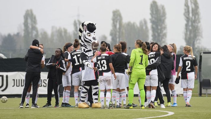 VINOVO, ITALY - NOVEMBER 02:  Juventus Women players celebrate the victory at the end of the Women's Serie A match between Juventus and Hellas Verona at Juventus Center Vinovo on November 2, 2019 in Vinovo, Italy.  (Photo by Filippo Alfero - Juventus FC/Juventus FC via Getty Images) 