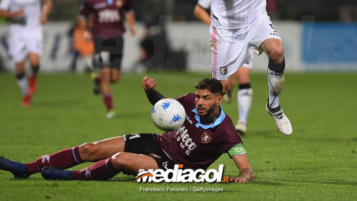 SALERNO, ITALY - MAY 18: Player of US Salernitana Raffaele Schiavi vies with US Citta di Palermo player Stefano Moreo during the Serie B match between US Salernitana and US Citta di Palermo at Stadio Arechi on May 18, 2018 in Salerno, Italy. (Photo by Francesco Pecoraro/Getty Images) Palermo