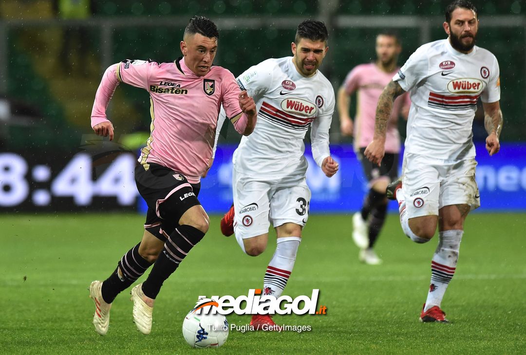  PALERMO, ITALY - FEBRUARY 04: Cesar Falletti (L) of Palermo is challenged by Massimiliano Busellato of Foggia during the Serie B match between US Citta di Palermo and Foggia at Stadio Renzo Barbera on February 04, 2019 in Palermo, Italy. (Photo by Tullio M. Puglia/Getty Images) 