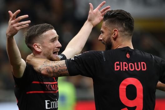 MILAN, ITALY - OCTOBER 26: Olivier Giroud of AC Milan celebrates with teammate Alexis Saelemaekers after scoring their side's first goal during the Serie A match between AC Milan and Torino FC at Stadio Giuseppe Meazza on October 26, 2021 in Milan, Italy. (Photo by Marco Luzzani/Getty Images) Milan-Torino 1-0: per i granata un altro ko immeritato contro una big- immagine 2