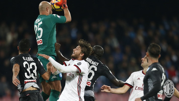 Pepe Reina in presa alta durante Napoli-Milan (credits: acmilan.com) Reina Napoli-Milan