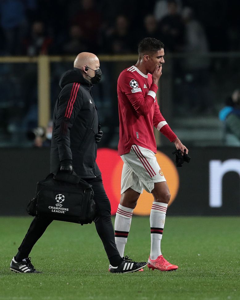 (Photo by Emilio Andreoli/Getty Images) Fuori un mese: Varane salta il derby di Manchester- immagine 2