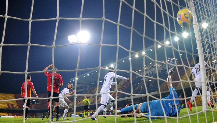 BENEVENTO, ITALY - NOVEMBER 07: M'Bala Nzola of Spezia Calcio scores the 0-3 goal during the Serie A match between Benevento Calcio and Spezia Calcio at Stadio Ciro Vigorito on November 07, 2020 in Benevento, Italy. (Photo by Francesco Pecoraro/Getty Images) 