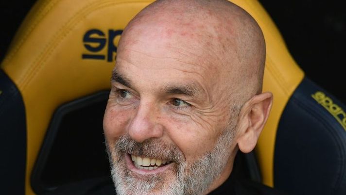 VERONA, ITALY - MARCH 07: Stefano Pioli head coach of AC Milan looks on during the Serie A match between Hellas Verona FC and AC Milan at Stadio Marcantonio Bentegodi on March 07, 2021 in Verona, Italy. (Photo by Alessandro Sabattini/Getty Images) Pioli: “Ibra unico in tutto ciò che fa, Kjaer ha un’intelligenza rara. Il mio Milan non ha limiti” - immagine 1