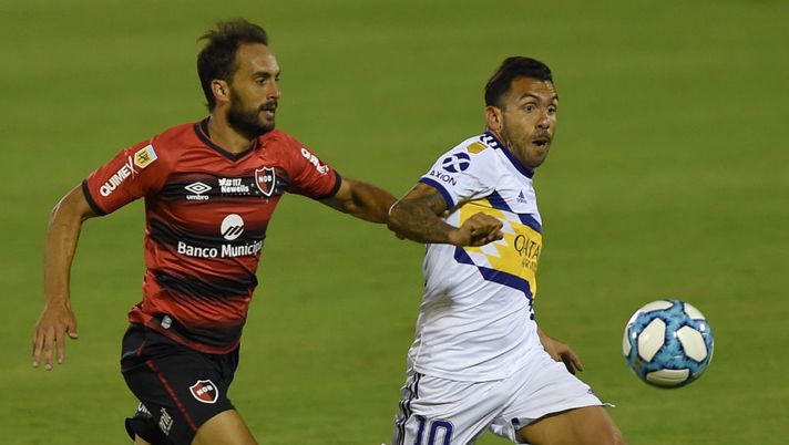 ROSARIO, ARGENTINA - NOVEMBER 08: Carlos Tevez of Boca Juniors and Santiago gentiletti of Newell's Old Boys fight for the ball during a Copa Liga Profesional 2020 match between Newell's Old Boys and Boca Juniors at Estadio Marcelo Bielsa on November 8, 2020 in Rosario, Argentina. (Photo by Luciano Bisbal/Getty Images) ROSARIO, ARGENTINA - NOVEMBER 08: Carlos Tevez of Boca Juniors and Santiago gentiletti of Newell's Old Boys fight for the ball during a Copa Liga Profesional 2020 match between Newell's Old Boys and Boca Juniors at Estadio Marcelo Bielsa on November 8, 2020 in Rosario, Argentina. (Photo by Luciano Bisbal/Getty Images)