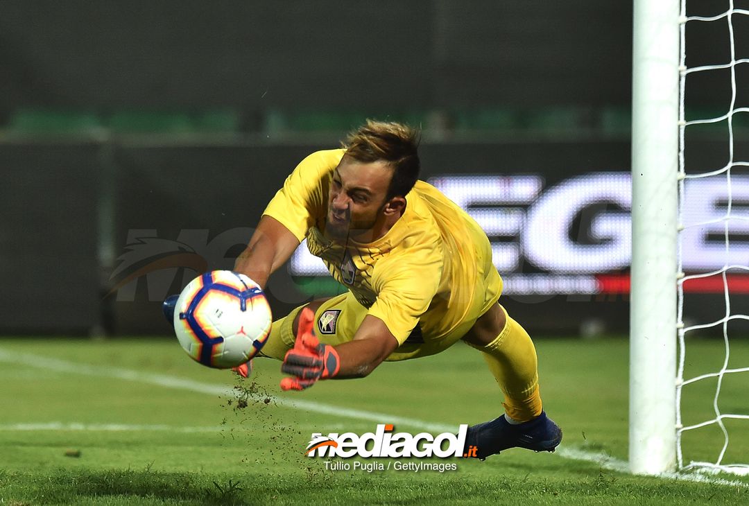  PALERMO, ITALY - AUGUST 05:  Alberto Brignoli goalkeeper of Palermo saves a penalty during the TIM Cup match between US Citta' di Palermo and Vicenza Calcio at Stadio Renzo Barbera on August 5, 2018 in Palermo, Italy.  (Photo by Tullio M. Puglia/Getty Images) 