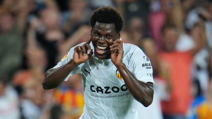 VALENCIA, SPAIN - AUGUST 29: Yunus Musah of Valencia CF celebrates after scoring a goal that was later disallowed following a VAR review during the LaLiga Santander match between Valencia CF and Atletico de Madrid at Estadio Mestalla on August 29, 2022 in Valencia, Spain. (Photo by Aitor Alcalde/Getty Images) Milan, domani l’arrivo in Italia di Musah: già fissate le visite mediche - immagine 1