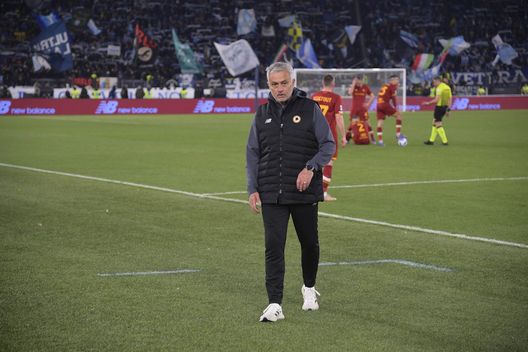ROME, ITALY - MARCH 20: AS Roma coach Josè Mourinho during the Serie A match between AS Roma and SS Lazio at Stadio Olimpico on March 20, 2022 in Rome, Italy. (Photo by Luciano Rossi/AS Roma via Getty Images) Vivien vive a Leicester ma sarà tifosa ad interim della Roma: ha 37 (o 39) tatuaggi dedicati a Mourinho- immagine 2