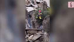 VIDEO Paura a Napoli, esplosione e forte boato: enorme voragine si apre nel parcheggio dell’Ospedale del Mare