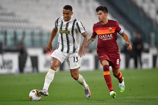 Danilo in azione con la maglia della Juventus contro la Roma Danilo in azione con la maglia della Juventus contro la Roma