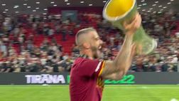 Spinazzola festeggia la Conference League con i tifosi: che show! (VIDEO)