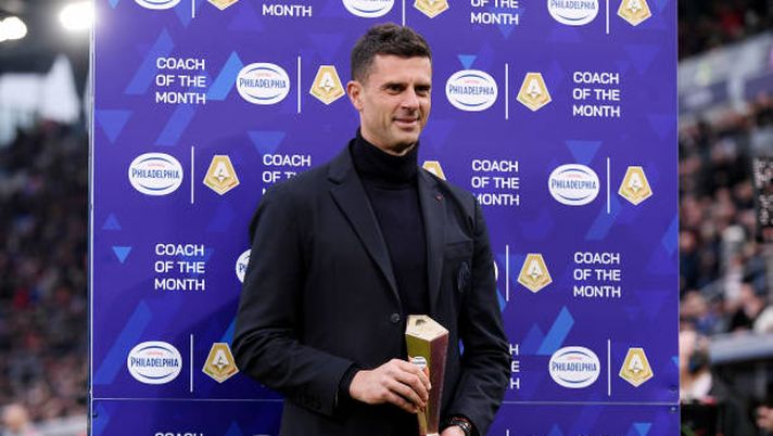 BOLOGNA, ITALY - MARCH 09: Thiago Motta, Head Coach of Bologna FC, can be seen with the Coach of the month award prior to the Serie A TIM match between Bologna FC and FC Internazionale at Stadio Renato Dall'Ara on March 09, 2024 in Bologna, Italy. (Photo by Alessandro Sabattini/Getty Images) Casting Barça, Sneijder vota Thiago Motta: “Sa leggere le partite” - immagine 1