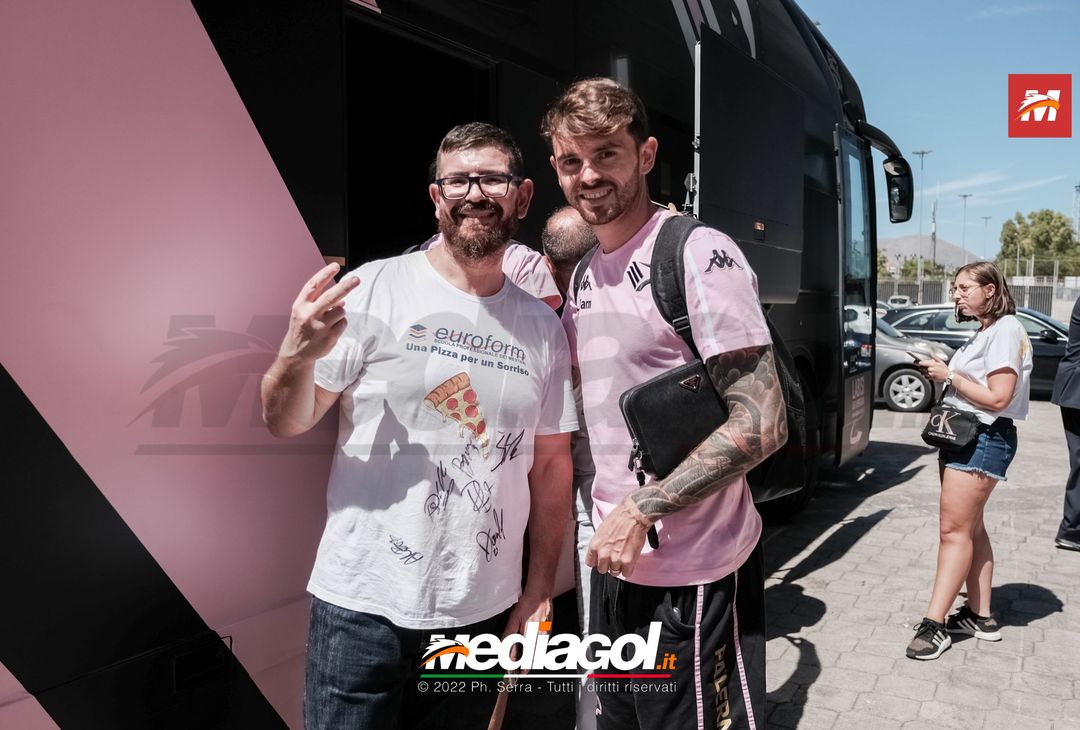 FOTO Reggina-Palermo, i rosanero di Corini in partenza dal “Renzo Barbera” (Gallery) - immagine 15