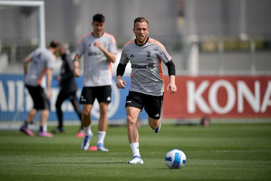 TURIN, ITALY - APRIL 12: Arthur of Juventus in action during a training session at JTC on April 12, 2022 in Turin, Italy. (Photo by Daniele Badolato - Juventus FC/Juventus FC via Getty Images) TURIN, ITALY - APRIL 12: Arthur of Juventus in action during a training session at JTC on April 12, 2022 in Turin, Italy. (Photo by Daniele Badolato - Juventus FC/Juventus FC via Getty Images)