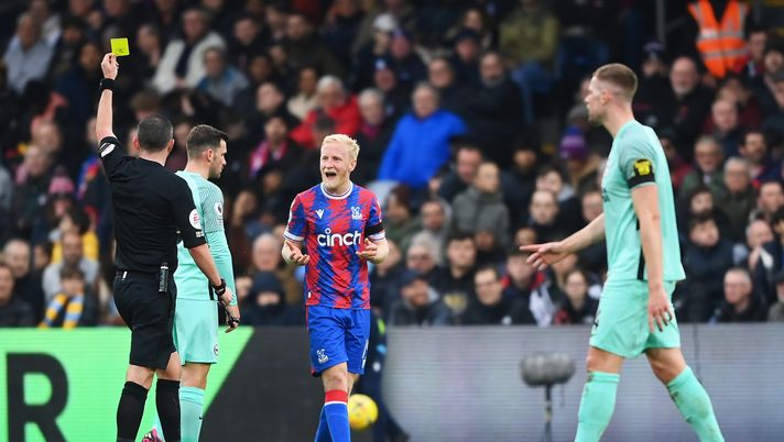 LONDON, ENGLAND - FEBRUARY 11: Will Hughes of Crystal Palace is shown a yellow card from Match Referee Michael Oliver during the Premier League match between Crystal Palace and Brighton & Hove Albion at Selhurst Park on February 11, 2023 in London, England. (Photo by Alex Davidson/Getty Images) Dalla monetina di Mullery al gol annullato ad Estupinan: Palace-Brighton, è sempre M23 derby… - immagine 1