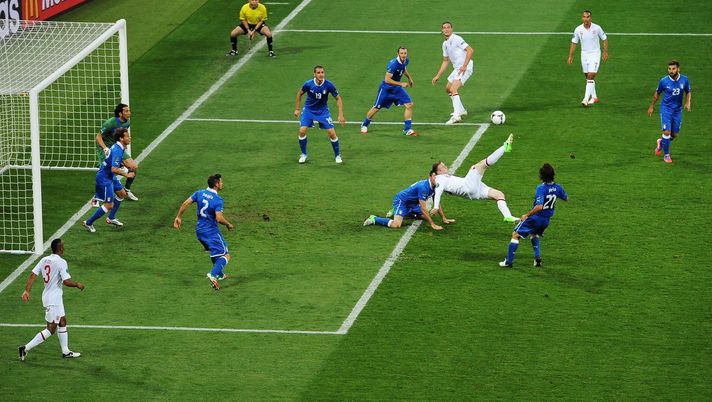 KIEV, UKRAINE - JUNE 24: Wayne Rooney #10 of England attempts a bicycle kick during the UEFA EURO 2012 quarter final match between England and Italy at The Olympic Stadium on June 24, 2012 in Kiev, Ukraine. (Photo by Christopher Lee/Getty Images) KIEV, UKRAINE - JUNE 24: Wayne Rooney #10 of England attempts a bicycle kick during the UEFA EURO 2012 quarter final match between England and Italy at The Olympic Stadium on June 24, 2012 in Kiev, Ukraine. (Photo by Christopher Lee/Getty Images)
