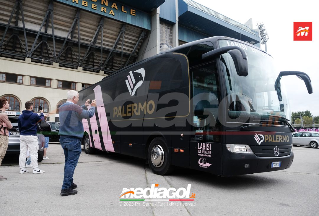 FOTO Cagliari-Palermo, i Rosanero in partenza dal “Renzo Barbera” (GALLERY) - immagine 55