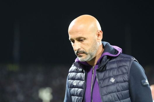 FLORENCE, ITALY - OCTOBER 10: Manager Vincenzo Italiano of ACF Fiorentina shows his dejection during the Serie A match between ACF Fiorentina and SS Lazio at Stadio Artemio Franchi on October 10, 2022 in Florence, Italy. (Photo by Gabriele Maltinti/Getty Images) Per la Conference serve serenità: il programma di oggi e il dubbio Sottil- immagine 2