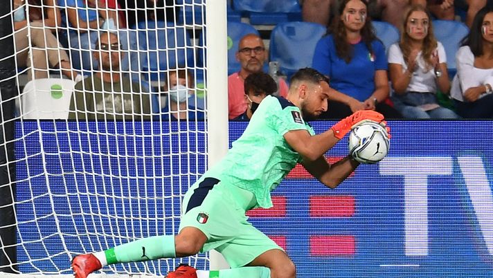 REGGIO NELL'EMILIA, ITALY - SEPTEMBER 08:  Gianluigi Donnarumma of Italy in action during the 2022 FIFA World Cup Qualifier match between Italy and Lithuania at Mapei Stadium - Citta' del Tricolore on September 08, 2021 in Reggio nell'Emilia, Italy. (Photo by Claudio Villa/Getty Images) 