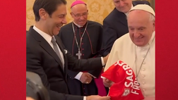 Rui Costa “ingaggia” Papa Francesco, la FOTO con la maglia del Benfica