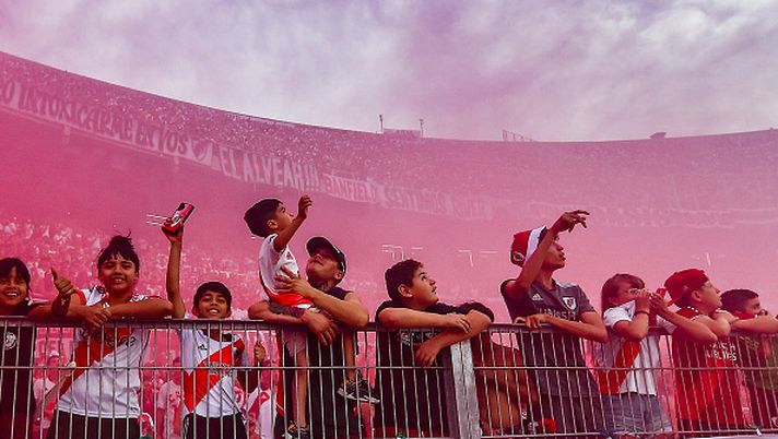 BUENOS AIRES, ARGENTINA - FEBRUARY 4: Fans of River Plate cheer for their team prior a Copa de la Liga 2024 group A match between River Plate and Velez Sarsfield at Estadio Mas Monumental Antonio Vespucio Liberti on February 4, 2024 in Buenos Aires, Argentina. (Photo by Marcelo Endelli/Getty Images) Tutti i derby nella stessa giornata: tutta l’Argentina pronta a ribollire… - immagine 1
