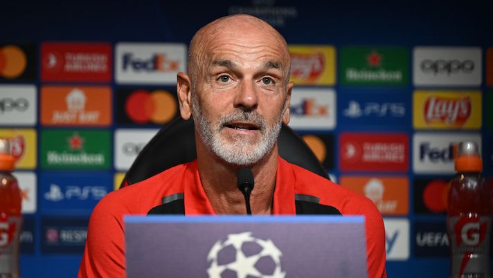 CAIRATE, ITALY - SEPTEMBER 18: Head coach AC Milan Stefano Pioli speaks with the media during press conference at Milanello on September 18, 2023 in Cairate, Italy. (Photo by Claudio Villa/AC Milan via Getty Images) Pioli: “Ibra a Milanello, vi spiego! Tomori titolare, Tonali, Reijnders, i derby persi mi pesano” - immagine 1
