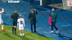 VIDEO Bosnia-Italia, proteste e ammonizione dalla panchina per Romagnoli: siparietto con l’arbitro e Insigne