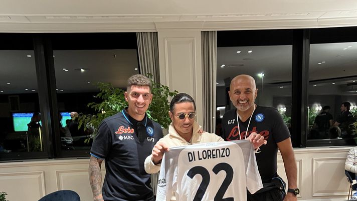 FOTO Che sorpresa per il Napoli nel ritiro di Milano: arriva la star del web Salt Bae - immagine 1