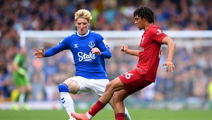 LIVERPOOL, ENGLAND - SEPTEMBER 03: Trent Alexander-Arnold of Liverpool is challenged by Anthony Gordon of Everton during the Premier League match between Everton FC and Liverpool FC at Goodison Park on September 03, 2022 in Liverpool, England. (Photo by Laurence Griffiths/Getty Images) Tanto spettacolo ma zero reti: nel derby del Merseyside trionfano i portieri - immagine 1
