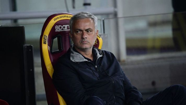 Roma's Portuguese head coach Jose Mourinho looks on prior to the Italian Serie A football match between AS Roma and AC Milan on October 31, 2021 at the Olympic stadium in Rome. (Photo by Filippo MONTEFORTE / AFP) (Photo by FILIPPO MONTEFORTE/AFP via Getty Images) Mourinho: “Io spero che Pellegrini torni subito. Poi se tutto va bene mancherà solo Spina” - immagine 1