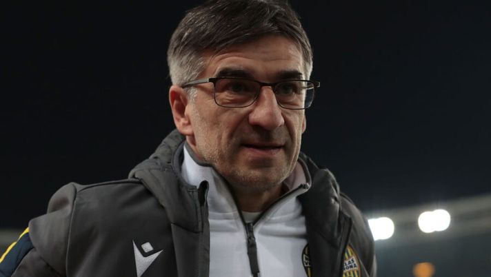 VERONA, ITALY - JANUARY 12: Hellas Verona head coach Ivan Juric looks on during the Serie A match between Hellas Verona and Genoa CFC at Stadio Marcantonio Bentegodi on January 12, 2020 in Verona, Italy. (Photo by Emilio Andreoli/Getty Images) Juric: “Amrabat gioca, valuto Pessina. Presto per i nuovi, su Rrahmani vi dico che…” - immagine 1