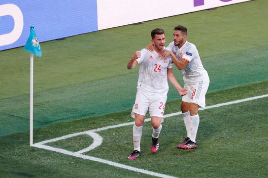 SEVILLE, SPAIN - JUNE 23: Aymeric Laporte of Spain celebrates with Koke after scoring their side's second goal during the UEFA Euro 2020 Championship Group E match between Slovakia and Spain at Estadio La Cartuja on June 23, 2021 in Seville, Spain. (Photo by Julio Munoz - Pool/Getty Images) Laporte e Deschamps: una questione personale… e una promessa non mantenuta: “Non giocherò per la Spagna…” - immagine 1