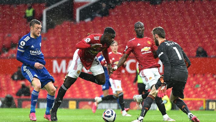 MANCHESTER, ENGLAND - MAY 11: Jamie Vardy of Leicester City battles for possession with Axel Tuanzebe and David de Gea of Manchester United during the Premier League match between Manchester United and Leicester City at Old Trafford on May 11, 2021 in Manchester, England. Sporting stadiums around the UK remain under strict restrictions due to the Coronavirus Pandemic as Government social distancing laws prohibit fans inside venues resulting in games being played behind closed doors. (Photo by Peter Powell - Pool/Getty Images) MANCHESTER, ENGLAND - MAY 11: Jamie Vardy of Leicester City battles for possession with Axel Tuanzebe and David de Gea of Manchester United during the Premier League match between Manchester United and Leicester City at Old Trafford on May 11, 2021 in Manchester, England. Sporting stadiums around the UK remain under strict restrictions due to the Coronavirus Pandemic as Government social distancing laws prohibit fans inside venues resulting in games being played behind closed doors. (Photo by Peter Powell - Pool/Getty Images)
