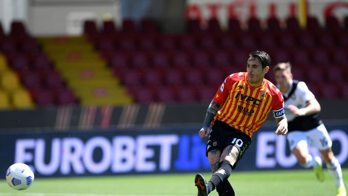 BENEVENTO, ITALY - APRIL 25: Nicolas Viola of Benevento Calcio celebrates after scoring their side's first goal from the penalty spot during the Serie A match between Benevento Calcio and Udinese Calcio at Stadio Ciro Vigorito on April 25, 2021 in Benevento, Italy. Sporting stadiums around Italy remain under strict restrictions due to the Coronavirus Pandemic as Government social distancing laws prohibit fans inside venues resulting in games being played behind closed doors. (Photo by Francesco Pecoraro/Getty Images) BENEVENTO, ITALY - APRIL 25: Nicolas Viola of Benevento Calcio celebrates after scoring their side's first goal from the penalty spot during the Serie A match between Benevento Calcio and Udinese Calcio at Stadio Ciro Vigorito on April 25, 2021 in Benevento, Italy. Sporting stadiums around Italy remain under strict restrictions due to the Coronavirus Pandemic as Government social distancing laws prohibit fans inside venues resulting in games being played behind closed doors. (Photo by Francesco Pecoraro/Getty Images)