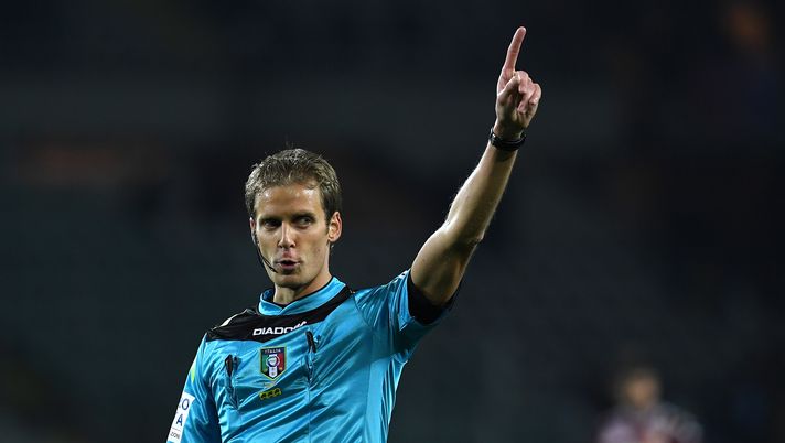 TURIN, ITALY - NOVEMBER 26:  Referee Daniele Chiffi signals a foul during the Serie A match between FC Torino and AC ChievoVerona at Stadio Olimpico di Torino on November 26, 2016 in Turin, Italy.  (Photo by Valerio Pennicino/Getty Images) 