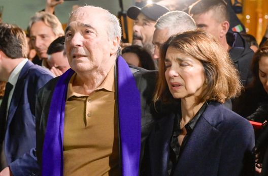 GERMOGLI PH: 20 MARZO 2024 BAGNO A RIPOLI CENTRO SPORTIVO VIOLA PARK CAMERA ARDENTE PER IL DG JOE BARONE A SEGUITO DELLA MORTE PER INFARTO A 57 ANNI NELLA FOTO IL SALUTO DEI TIFOSI ALLA FAMIGLIA E A ROCCO COMMISSO R.Galli: “Commisso? Ha compiuto un grande gesto per riunire tutti”- immagine 2