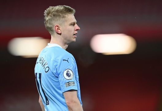 LIVERPOOL, ENGLAND - FEBRUARY 07: A "No room for racism" sleeve badge is seen on the shirt of Oleksandr Zinchenko of Manchester City during the Premier League match between Liverpool and Manchester City at Anfield on February 07, 2021 in Liverpool, England. Sporting stadiums around the UK remain under strict restrictions due to the Coronavirus Pandemic as Government social distancing laws prohibit fans inside venues resulting in games being played behind closed doors. (Photo by Laurence Griffiths/Getty Images) Quanta strada Zinchenko: la guerra, Mosca, Ufa e la fascia di capitano del City- immagine 2