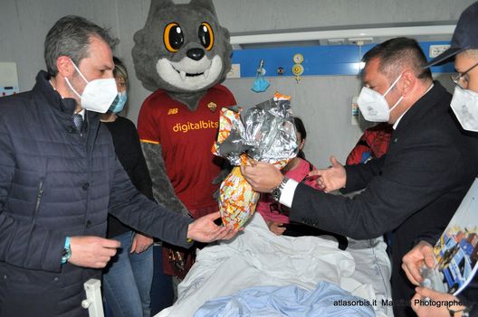 Roma, Romolo consegna doni e uova di Pasqua ai bambini del San Camillo Forlanini- immagine 4