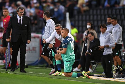UDINE, ITALY - AUGUST 27: Luca Gotti head coach of Udinese Calcio issues instructions to Gerard Deulofeu of Udinese Calcio during the Serie A match between Udinese Calcio and Venezia FC at Dacia Arena on August 27, 2021 in Udine, Italy. (Photo by Alessandro Sabattini/Getty Images) UDINE, ITALY - AUGUST 27: Luca Gotti head coach of Udinese Calcio issues instructions to Gerard Deulofeu of Udinese Calcio during the Serie A match between Udinese Calcio and Venezia FC at Dacia Arena on August 27, 2021 in Udine, Italy. (Photo by Alessandro Sabattini/Getty Images)
