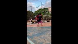 VIDEO / Il pallone è incollato ai piedi, gli amici non lo fermano: che numeri!