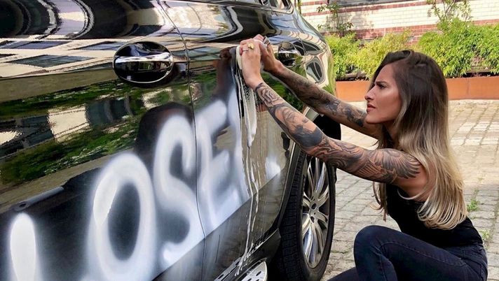 Non c’è pace per Karius, vandalizzata l’auto della fidanzata: “Devo pulire questa m***a…”  Non c’è pace per Karius, vandalizzata l’auto della fidanzata: “Devo pulire questa m***a…”