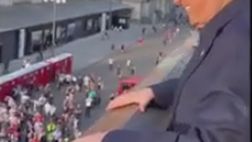 Festa scudetto Milan, Berlusconi scatenato salta al coro dei tifosi (VIDEO)