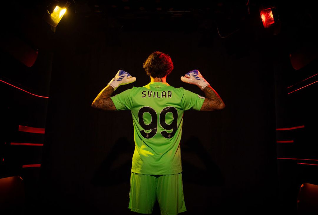 Ecco Svilar: gli scatti tra arrivo, firma e nuova maglia a Trigoria – FOTO GALLERY - immagine 32