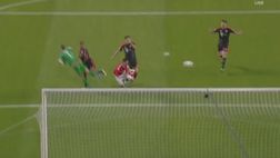 VIDEO / Jimenez spaventa il Bayern. Ma che succede a Neuer? Uscita assurda