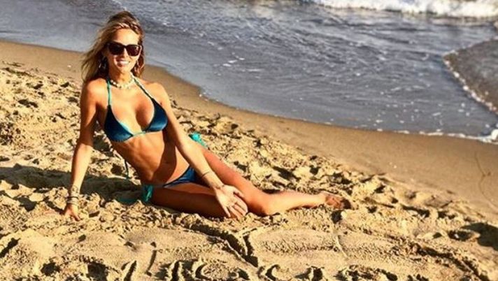 Michela Persico sirenetta al mare e scrive auguri sulla sabbia al suo Rugani Michela Persico sirenetta al mare e scrive auguri sulla sabbia al suo Rugani