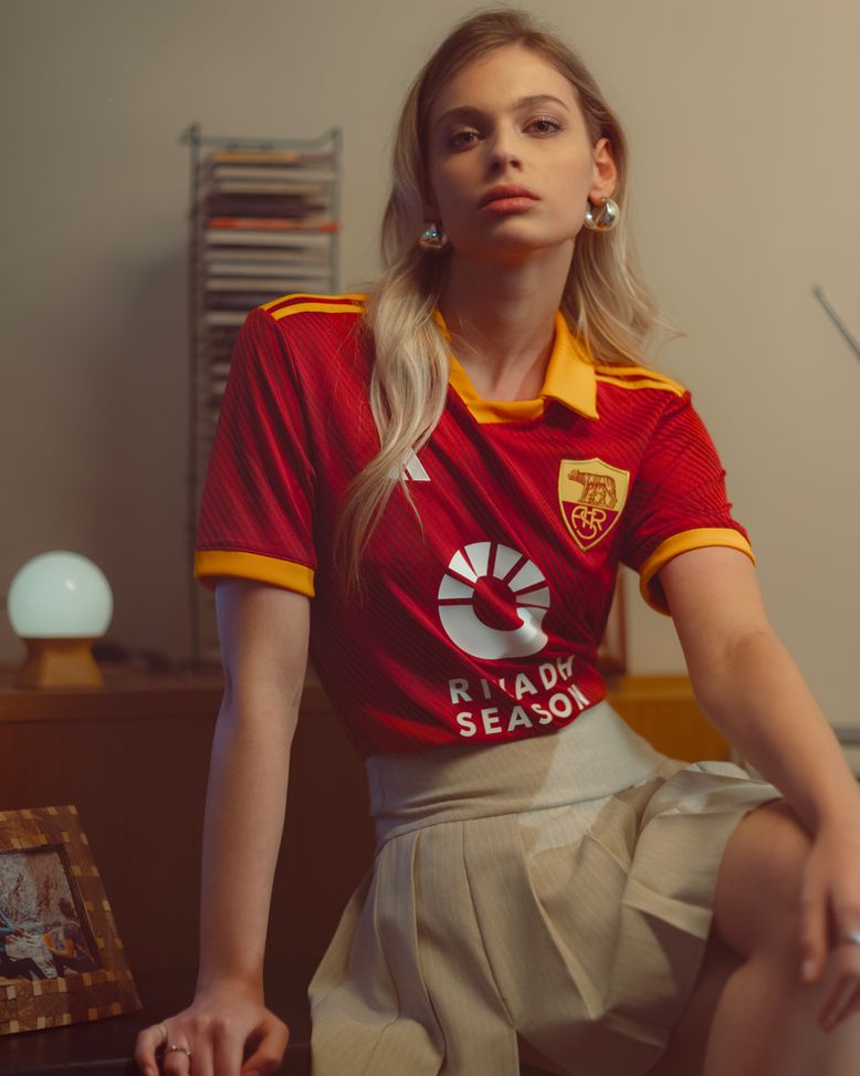 Roma, in vendita la maglia per il derby: “Sul cuore lo stemma della tradizione” FOTO- immagine 2