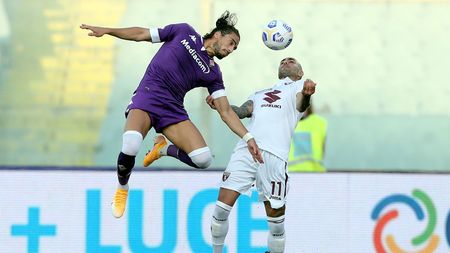 FLORENCE, ITALY - SEPTEMBER 19: Martin Caceres of ACF Fiorentina battles for the ball with Simone Zaza of Torino FC during the Serie A match between ACF Fiorentina and Torino FC at Stadio Artemio Franchi on September 19, 2020 in Florence, Italy.  (Photo by Gabriele Maltinti/Getty Images)
