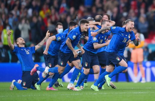LONDON, ENGLAND - JULY 06: Giovanni Di Lorenzo, Leonardo Bonucci and Federico Bernardeschi of Italy celebrate following their team's victory in the penalty shoot out after the UEFA Euro 2020 Championship Semi-final match between Italy and Spain at Wembley Stadium on July 06, 2021 in London, England. (Photo by Laurence Griffiths/Getty Images) LONDON, ENGLAND - JULY 06: Giovanni Di Lorenzo, Leonardo Bonucci and Federico Bernardeschi of Italy celebrate following their team's victory in the penalty shoot out after the UEFA Euro 2020 Championship Semi-final match between Italy and Spain at Wembley Stadium on July 06, 2021 in London, England. (Photo by Laurence Griffiths/Getty Images)